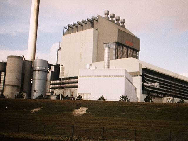 Hulpwarmteketel met daarachter eenheid 13